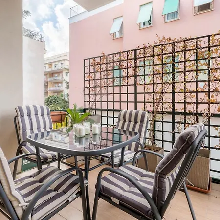 White Candle Apt, Close To San Pietro, Gemelli And City Center Apartment *